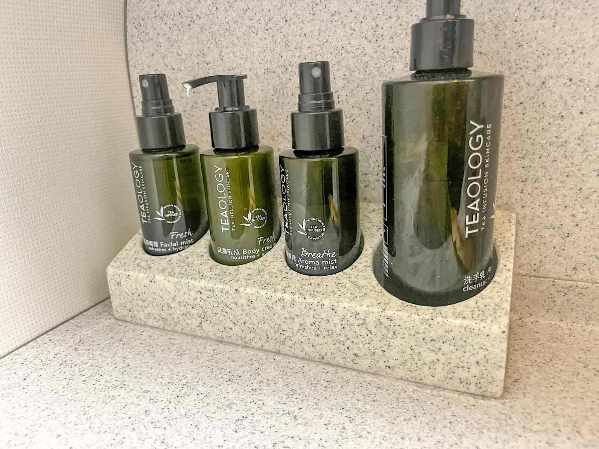 toiletries in eva air premium economy