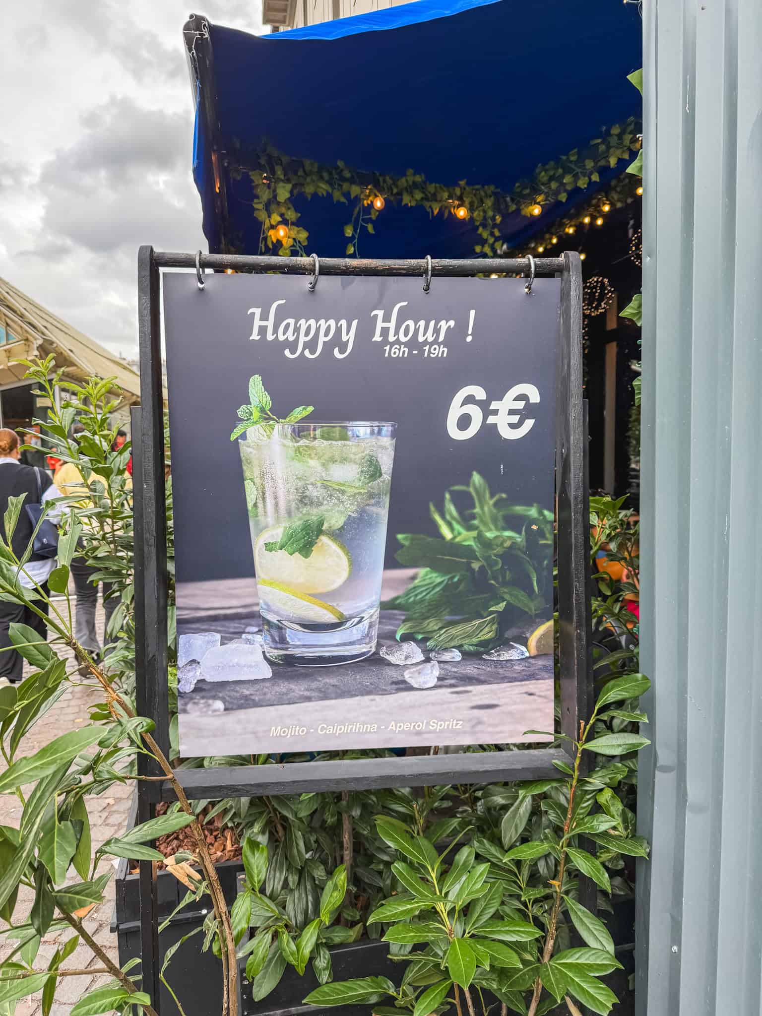6 euro happy hour sign in Paris