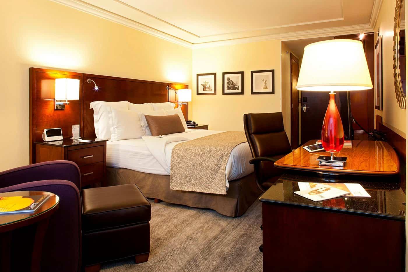 the marriott hotel in CDMX. Beige room with brown bedframe and lighting