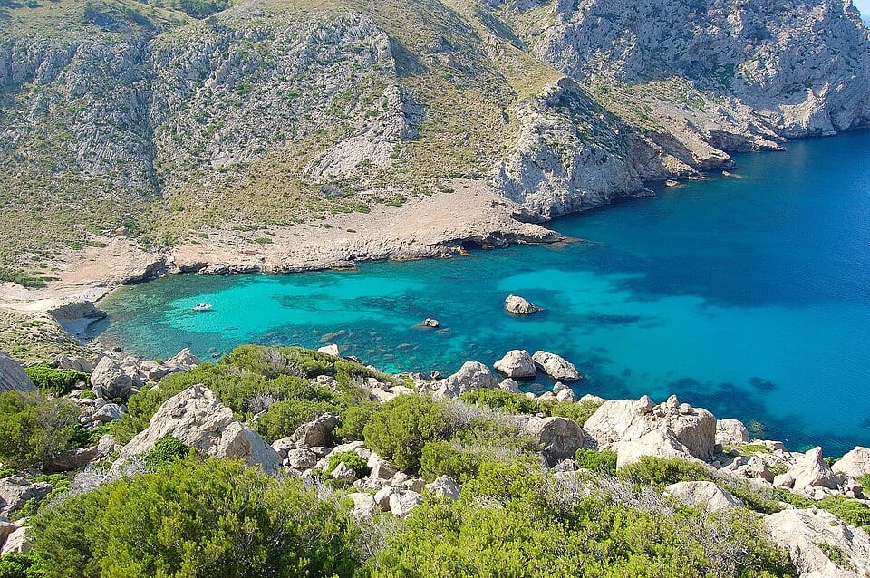 Turquoise inlet at Cala en Formentor, one of the best beaches in Mallorca for dramatic cliff views